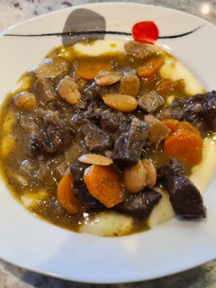 Una foto de Estofado de venado con setas sobre puré de patatas