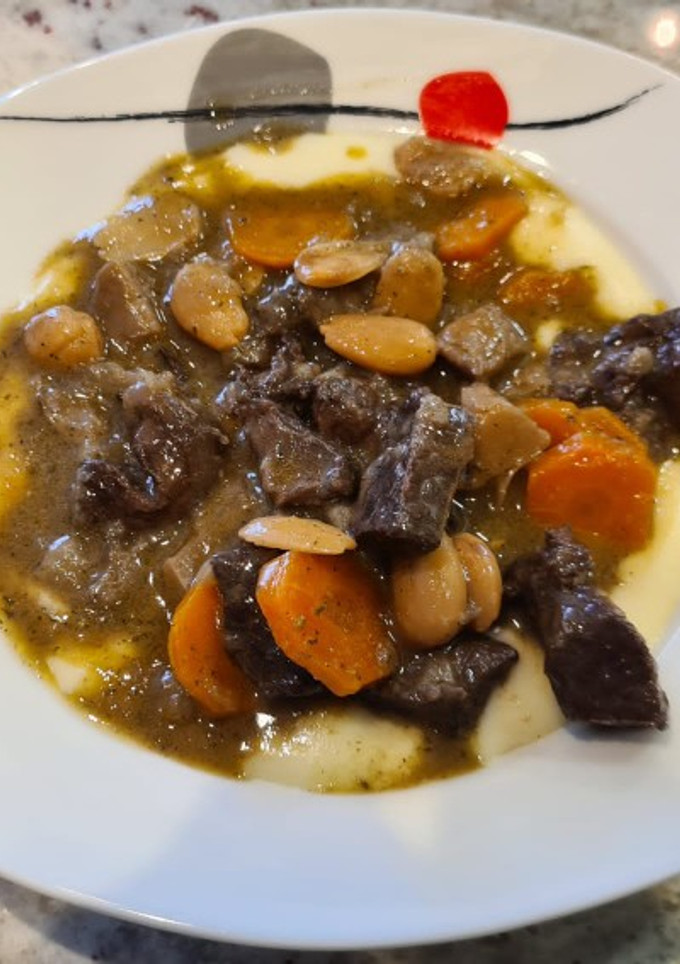 Una foto de Estofado de venado con setas sobre puré de patatas