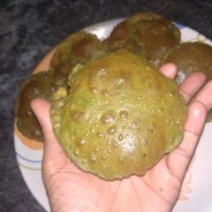 A picture of Palak puri.