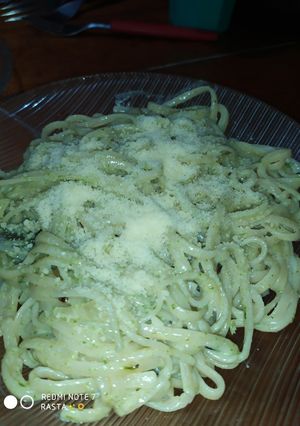 Una foto de Fideos con crema y albahaca, súper rico 🤩🤤
