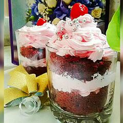 A picture of Red velvet glass cake.