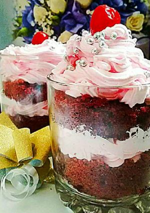 A picture of Red velvet glass cake.