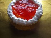 Una foto de tarta de gelatina con frutas