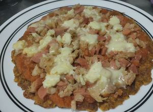 Una foto de "Pizza"🍕de plátano🍌🥓🍗pintón🍕🧀🍅sin horno