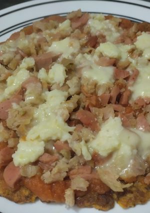 Una foto de "Pizza"🍕de plátano🍌🥓🍗pintón🍕🧀🍅sin horno