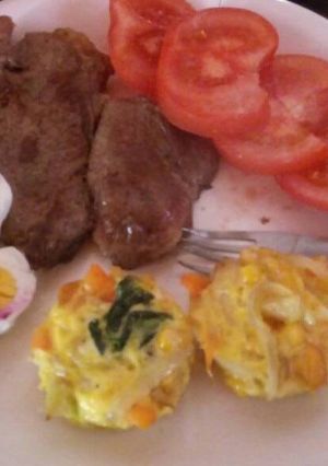 Una foto de Plato saludable budincitos de verduras con churrasco