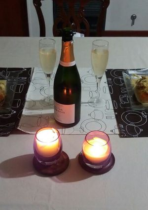 Una foto de Salmón Rosado con salsa de berberechos y puré de coliflor