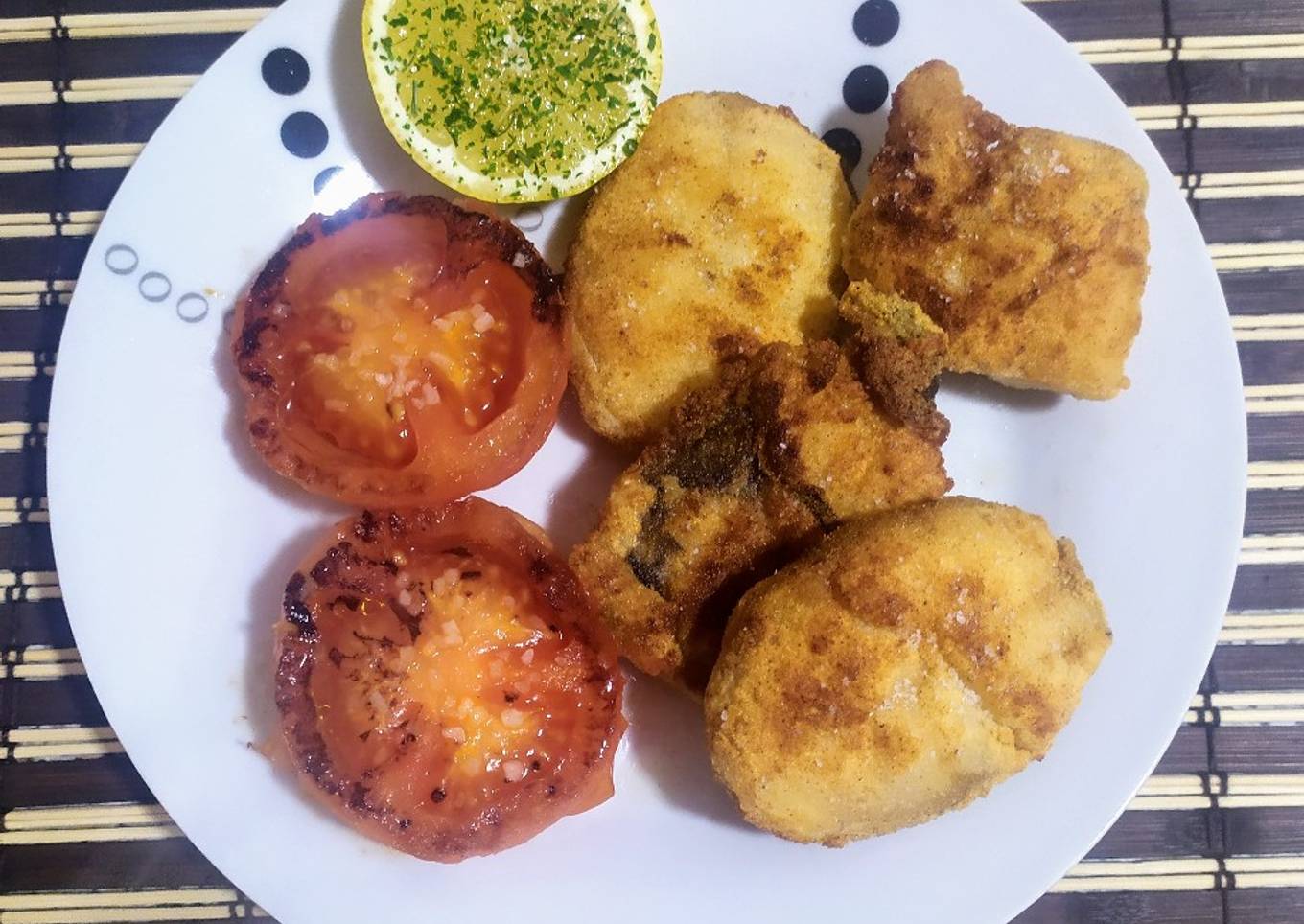 Merluza rebozada y tomate a la plancha