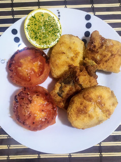 Una foto de Merluza rebozada y tomate a la plancha