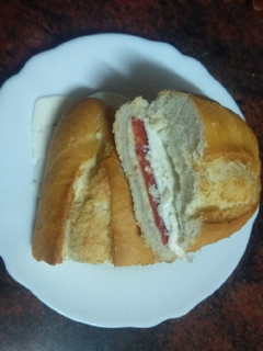 Una foto de Bocadillo de chorizo de pavo y queso tierno