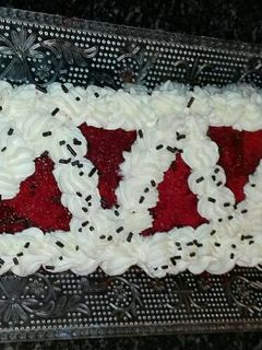 Una foto de Brazo de terciopelo rojo relleno de buttercream de queso