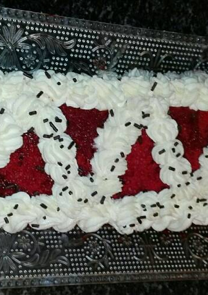 Una foto de Brazo de terciopelo rojo relleno de buttercream de queso