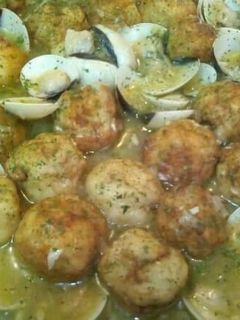 Una foto de Albóndigas de merluza en salsa verde