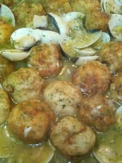 Una foto de Albóndigas de merluza en salsa verde