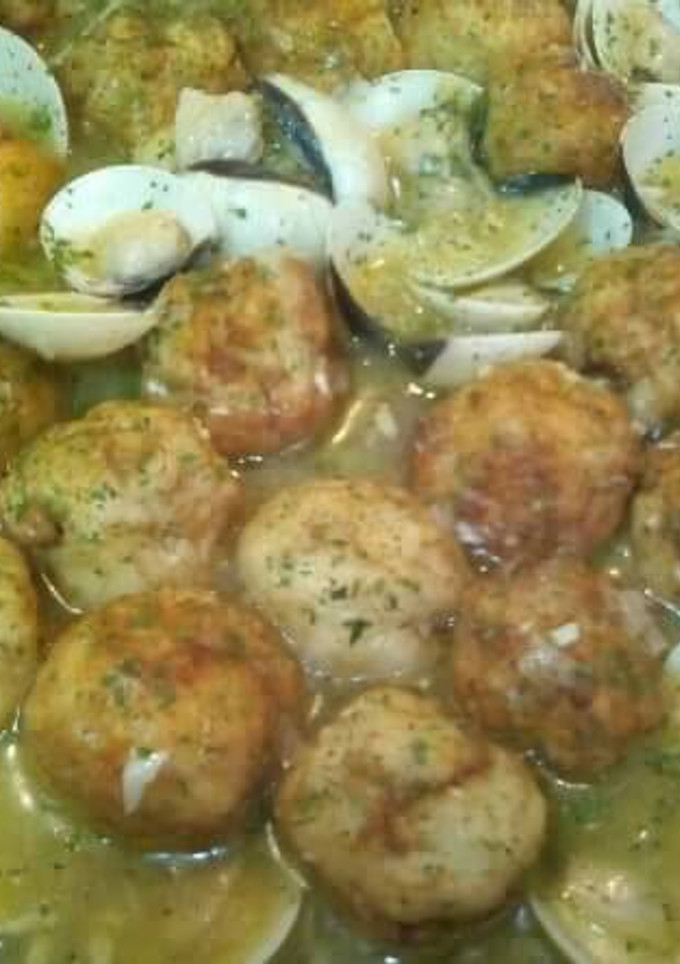 Una foto de Albóndigas de merluza en salsa verde