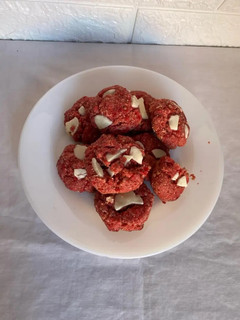 Una foto de Cookies red velvet con harina de almendras y avena 🍪