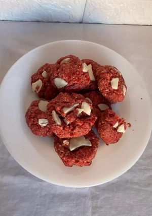 Una foto de Cookies red velvet con harina de almendras y avena 🍪
