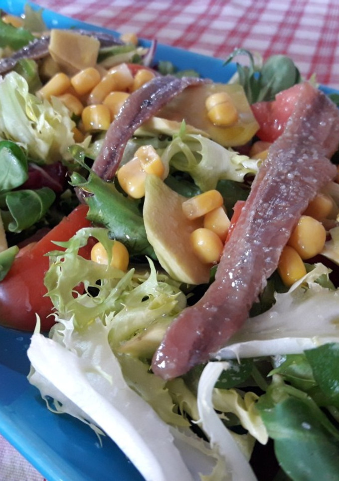 Una foto de Ensalada de anchoas del Cantábrico