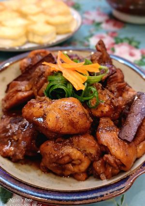 Hình của món Gà kho quế chi.