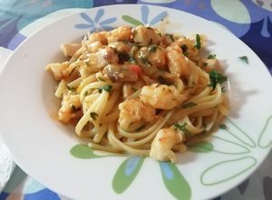 Foto di Linguine al sugo di pesce spada e gamberetti