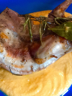 Una foto de Conejo asado con salmorejo