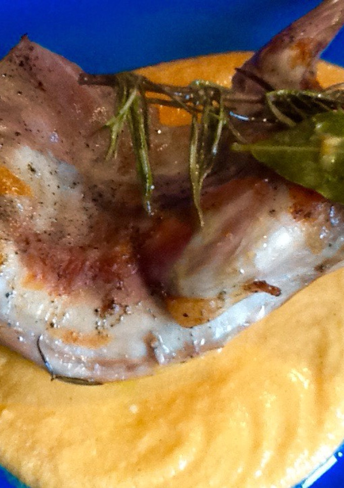 Una foto de Conejo asado con salmorejo