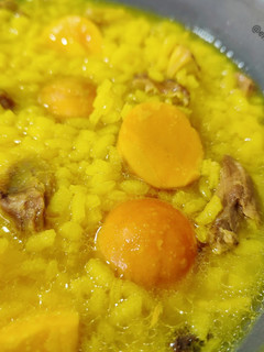 Una foto de Sopa de arroz con yemas de gallina y osobuco