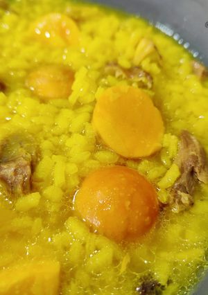 Una foto de Sopa de arroz con yemas de gallina y osobuco