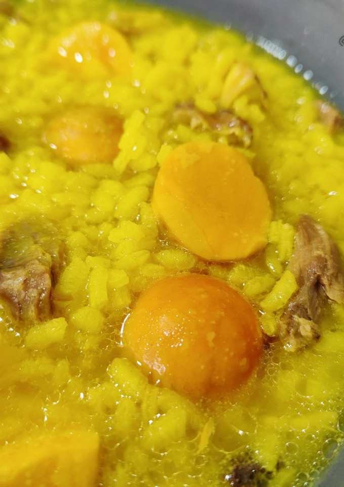 Una foto de Sopa de arroz con yemas de gallina y osobuco