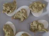 Huevos rellenos de aguacate