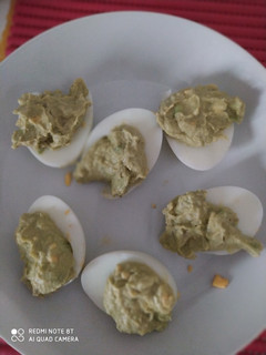 Una foto de Huevos rellenos de aguacate