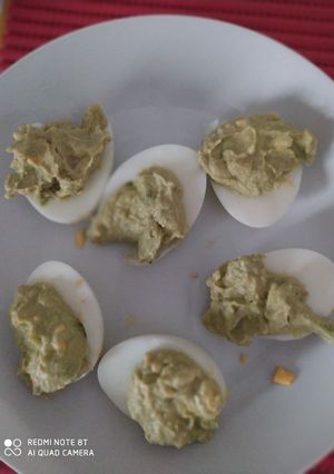 Una foto de Huevos rellenos de aguacate