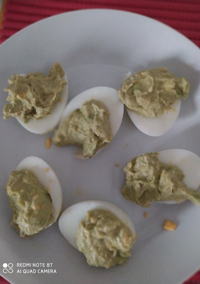 Una foto de Huevos rellenos de aguacate