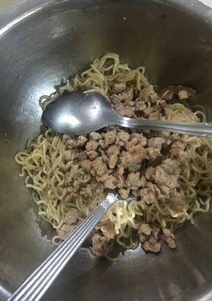 A picture of Kolo Mee.