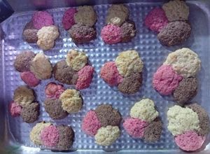 Una foto de Polvorones triple sabor.