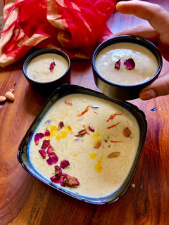 चावल की केसरिया खीर (chawal ki kesariya kheer recipe in hindi) रेसिपी मुख्य फोटो