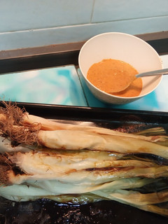 Una foto de Calçots y salsa