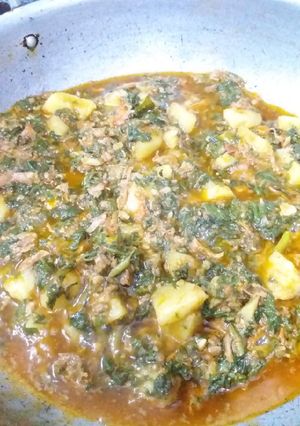 A picture of Aloo palak gosht.