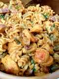 Macarrão ao molho de frango, calabresa e camarão