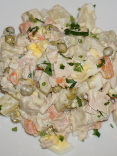 Una foto de ENSALADA DE PAPAS RUSA CON ATÚN. JON STYLE