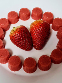 Una foto de Gominolas de frutilla con agar-agar 🍓 Mini gelatinas de fresa aptas vegetarianos y veganos
