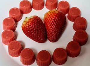Una foto de Gominolas de frutilla con agar-agar 🍓 Mini gelatinas de fresa aptas vegetarianos y veganos