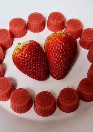Una foto de Gominolas de frutilla con agar-agar 🍓 Mini gelatinas de fresa aptas vegetarianos y veganos
