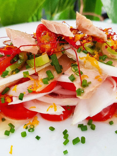 Una foto de Ensalada de ventresca "Mar y Montaña" con gambones y jamón 🔥🔥