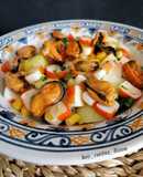 Ensalada de patata, surimi y mejillones en escabeche