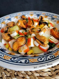 Una foto de Ensalada de patata, surimi y mejillones en escabeche