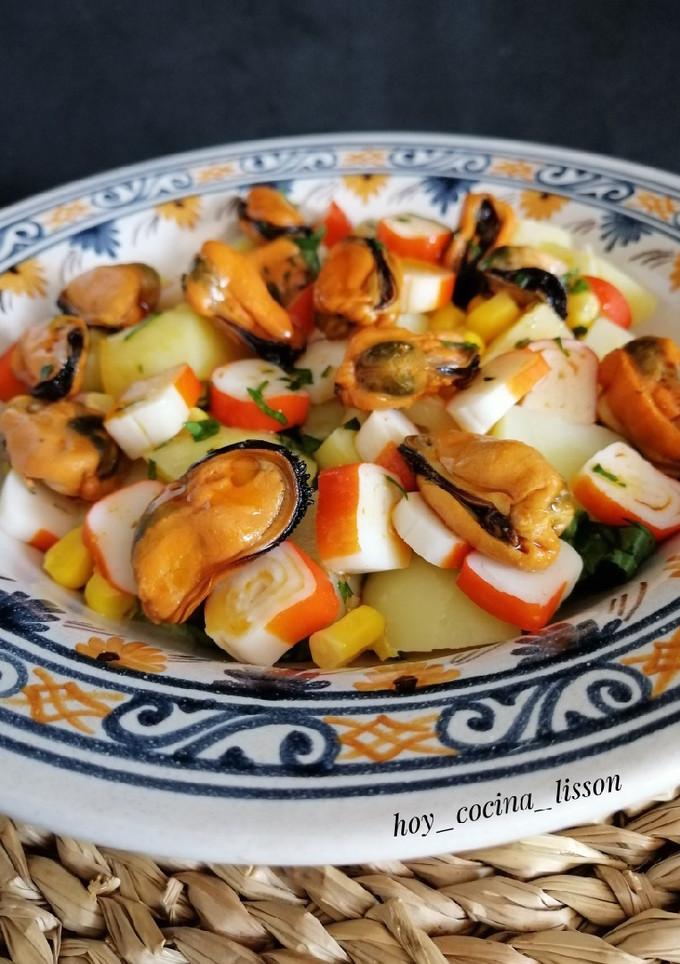 Una foto de Ensalada de patata, surimi y mejillones en escabeche