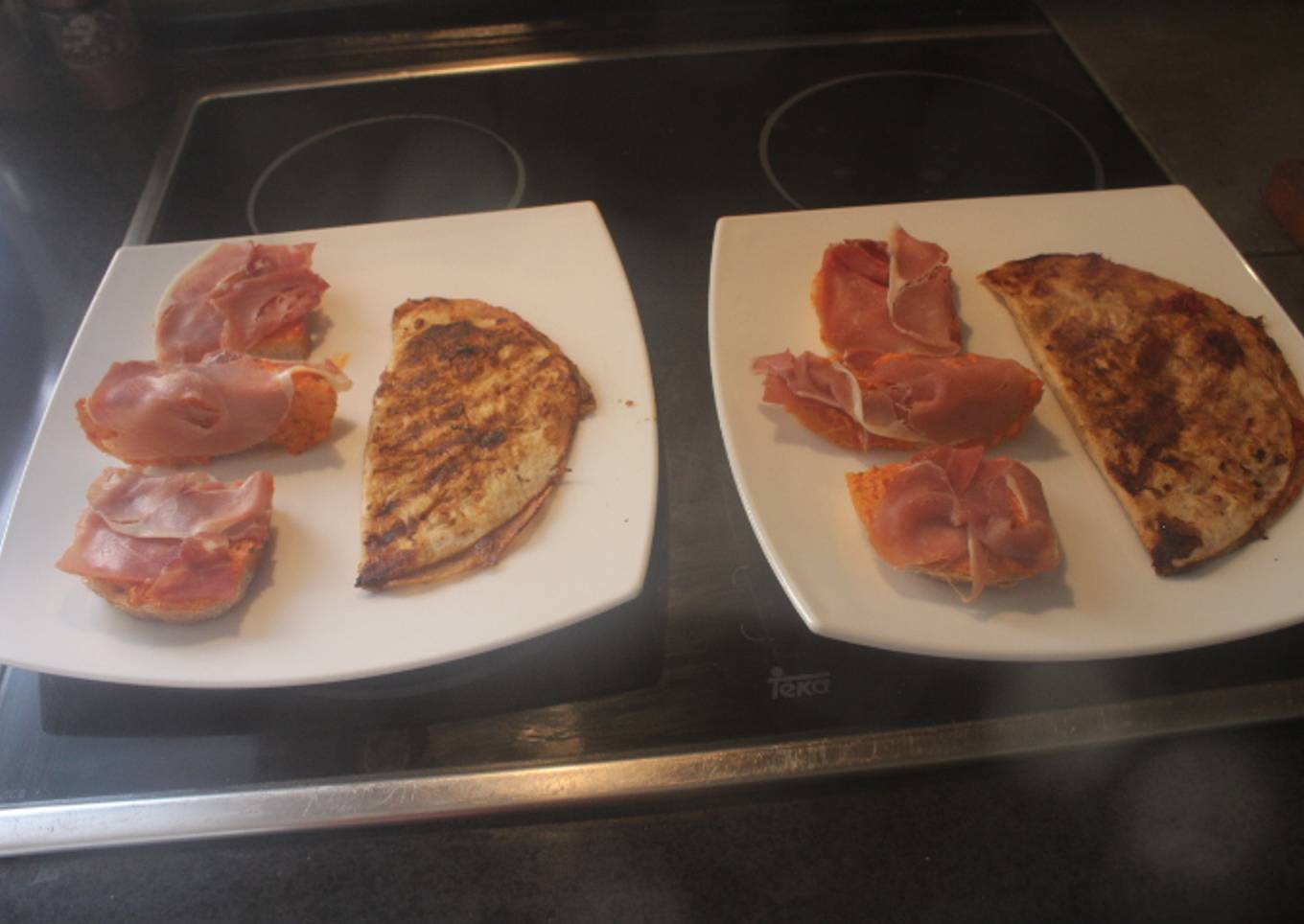 Tortita mexicana con gambas, acompañada de jamón y pan con tomate