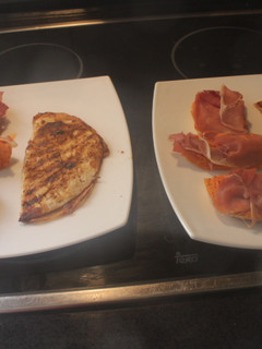 Una foto de Tortita mexicana con gambas, acompañada de jamón y pan con tomate
