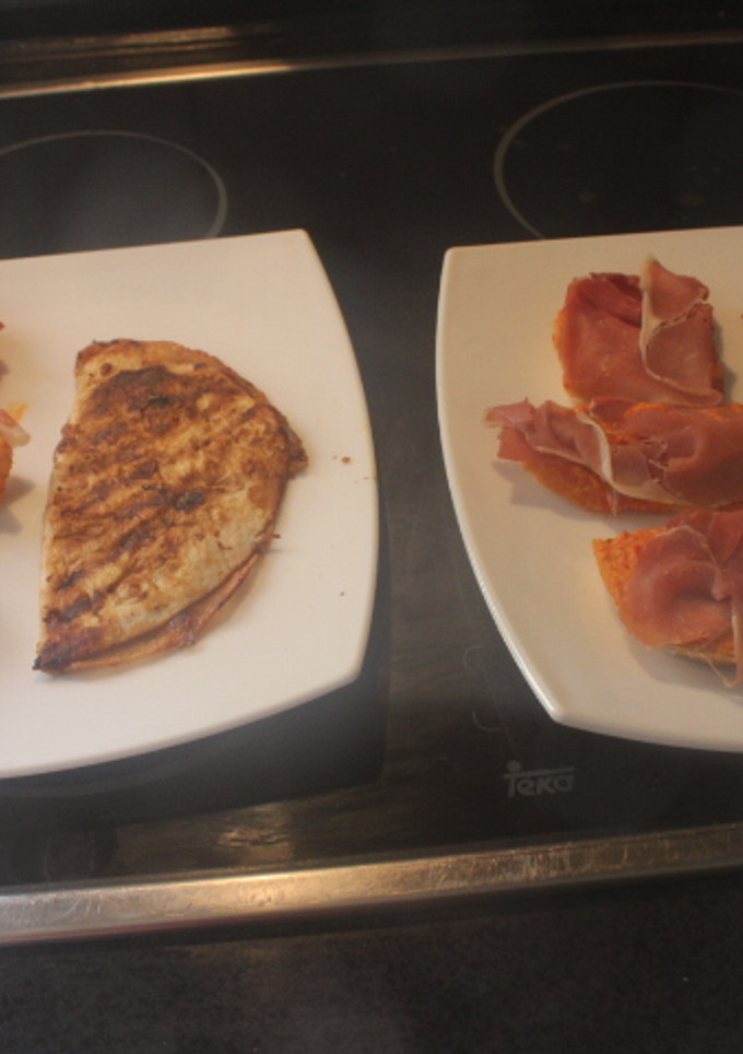 Una foto de Tortita mexicana con gambas, acompañada de jamón y pan con tomate